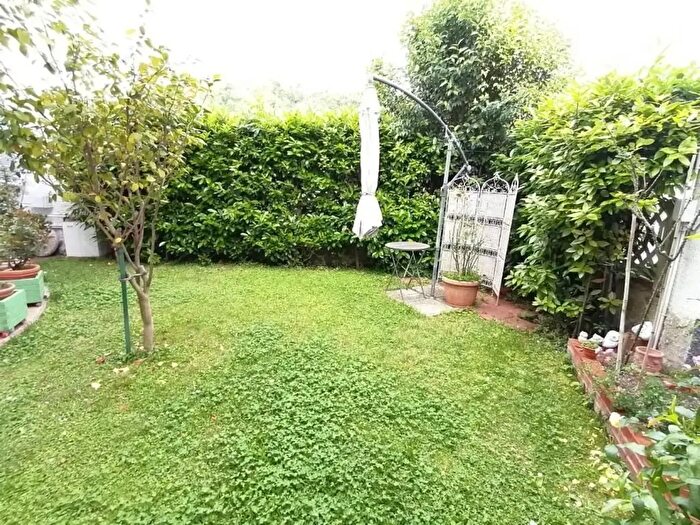 Casa con 5 locali in vendita in Luni