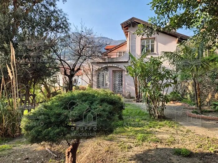 Casa con 8 locali in vendita in Alassio