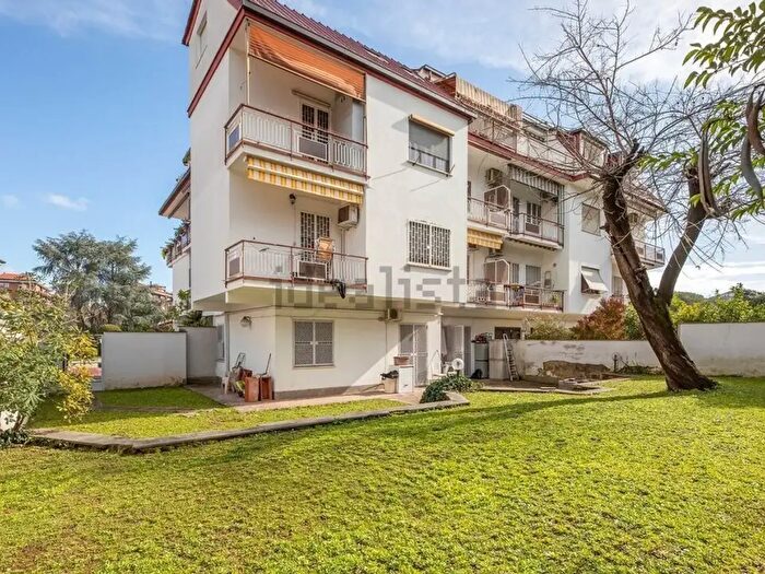 Appartamento trilocale in vendita in Via Squillace, Roma