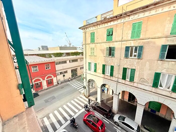 Appartamento trilocale in vendita in Via Giacomo Puccini, Genova