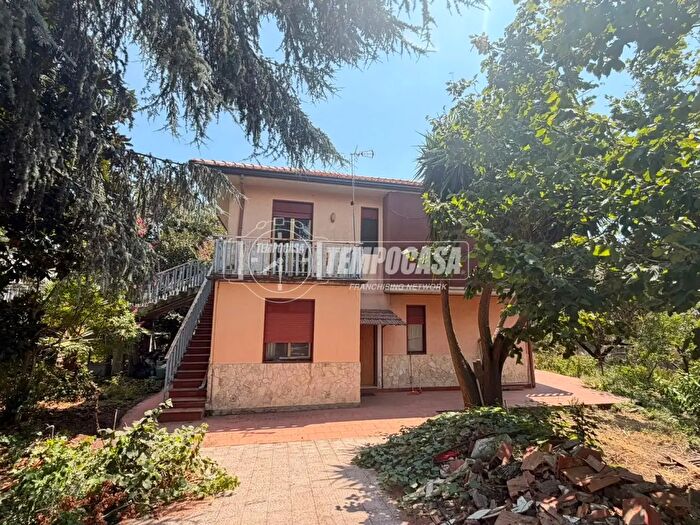 Appartamento con 7 locali in vendita in Via Titomanlio Manzella, Trecastagni