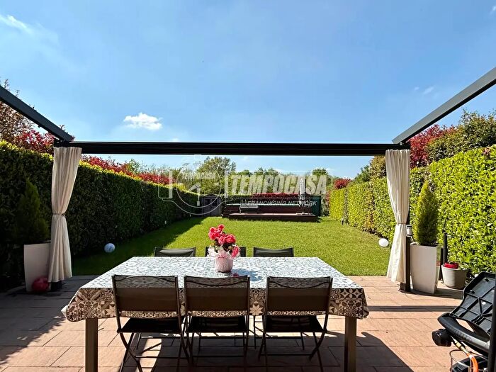 Casa con 5 locali in vendita in Via Foscolo Ugo B, Casatenovo