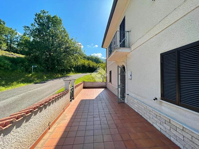 Casa con 9 locali in vendita in Località Guaruncio, Settefrati