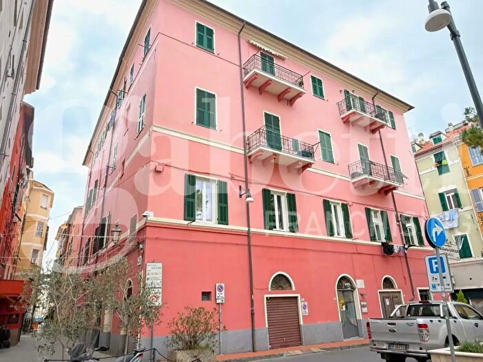 Appartamento quadrilocale in vendita in Via Costanzo, Imperia