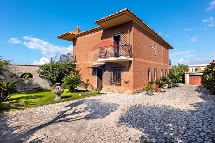 Casa con 10 locali in vendita in Via Nettunense, Anzio