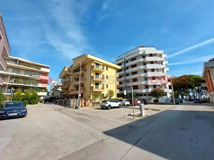 Appartamento trilocale in vendita in Via Versilia, Alba Adriatica