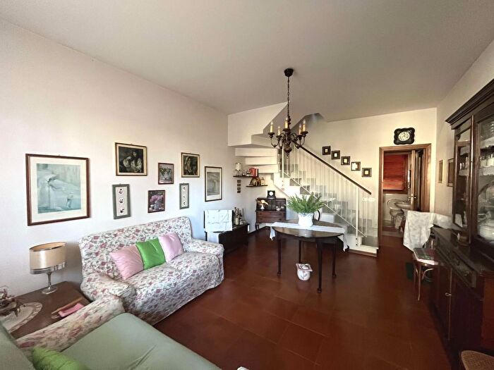 Casa con 5 locali in vendita in Massa