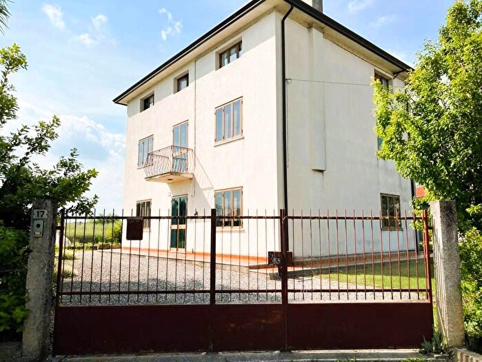 Casa con 10 locali in vendita in Via Bagnara, Gruaro