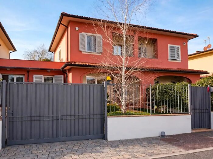 Casa con 8 locali in vendita in Via di SantAlessio, Pistoia