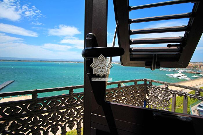 Appartamento con 9 locali in vendita in Via Picherali, Siracusa