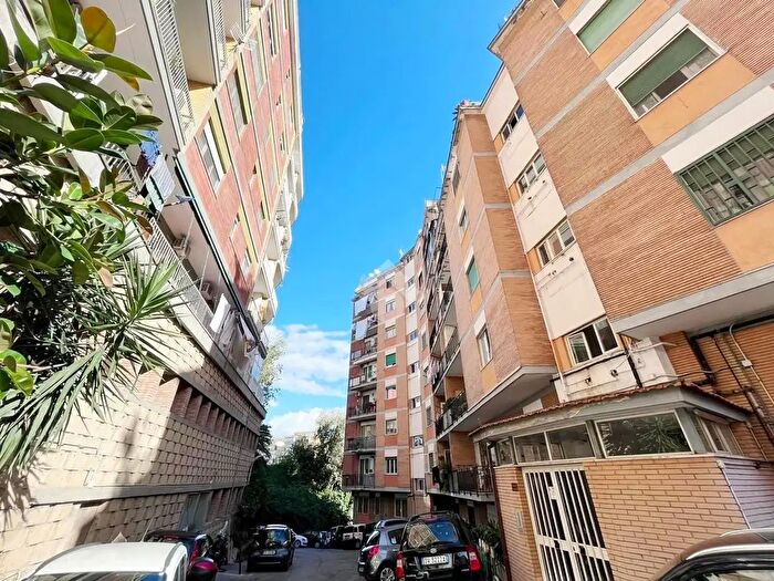 Appartamento trilocale in vendita in Via Domenico di Gravina, Napoli