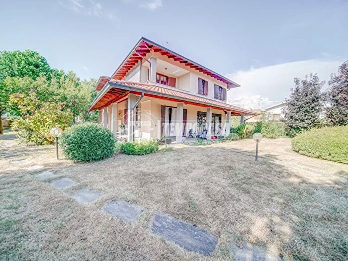 Casa con 6 locali in vendita in Via Vittorio Veneto, Varallo Pombia