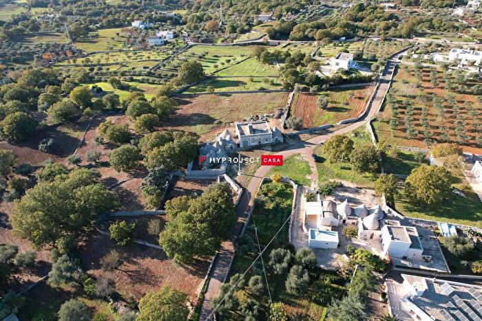 Casa con 10 locali in vendita in Contrada Papariello Serafino, Locorotondo