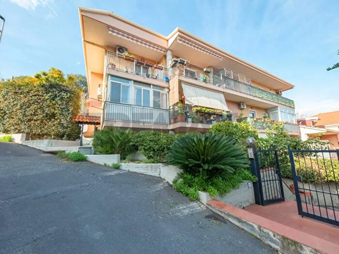 Appartamento con 5 locali in vendita in Via Ignazio Urso, Aci Catena