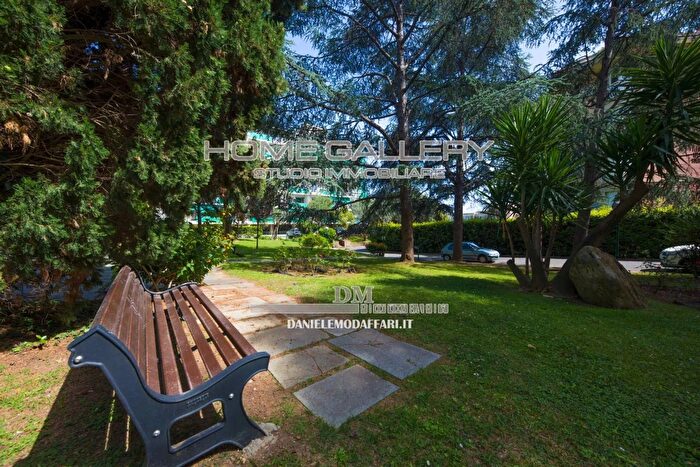 Appartamento con 5 locali in vendita in Via Angelo Carrara, Genova