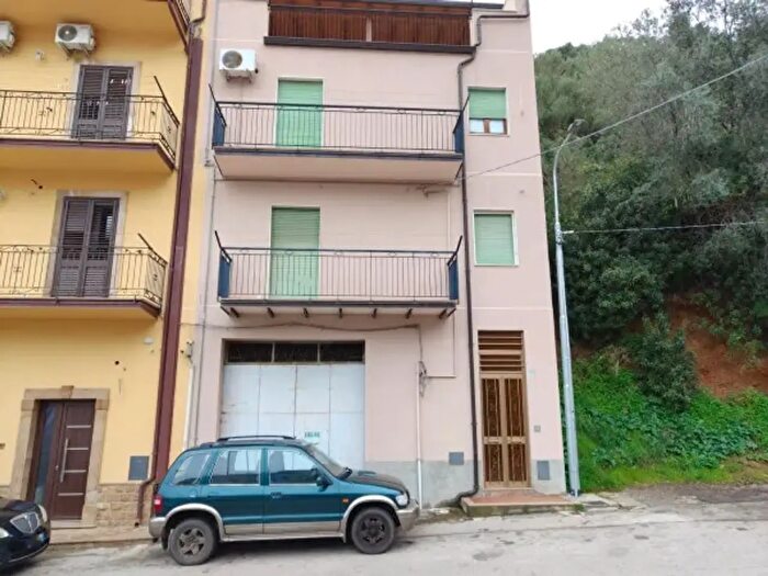 Appartamento trilocale in vendita in Via Luciano Orlando, Caronia