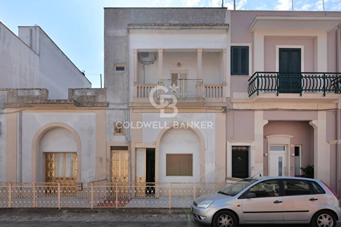 Casa con 7 locali in vendita in Via Chiusa, Cutrofiano