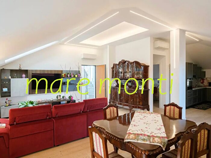 Appartamento con 6 locali in vendita in Via Cadorna, Savona