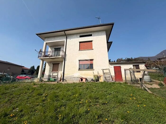 Casa quadrilocale in vendita in Via Costa Muratori, Cenate Sopra