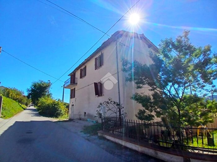 Casa con 5 locali in vendita in Frazione Casamorcia, Gubbio