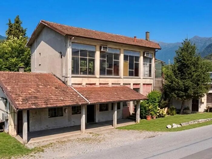 Casa con 6 locali in vendita in Mergozzo