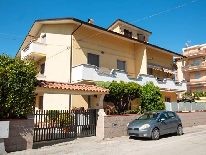 Casa con 9 locali in vendita in Via Giacomo Leopardi, Alba Adriatica