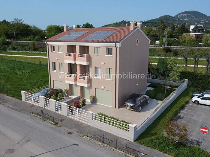 Casa con 7 locali in vendita in Via Giulia Fogolari, Este