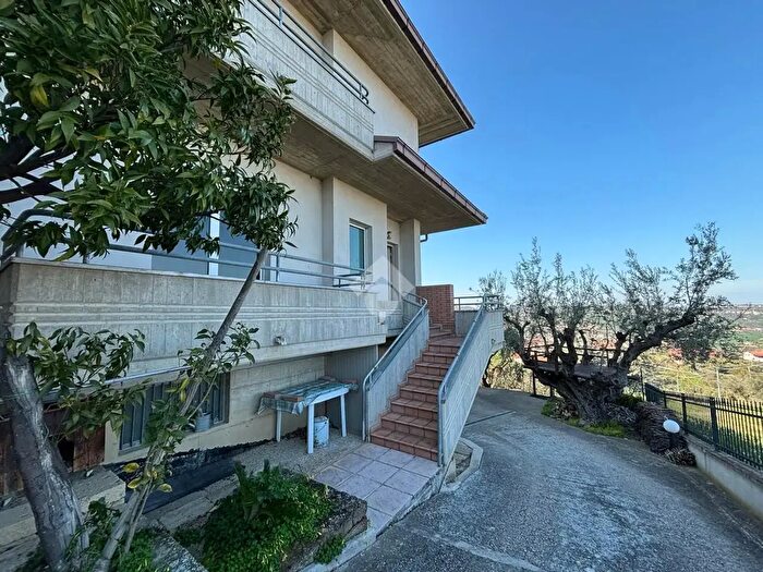 Casa quadrilocale in vendita in Contrada Telesio, Cellino Attanasio