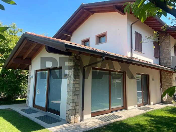 Casa quadrilocale in vendita in Treviolo