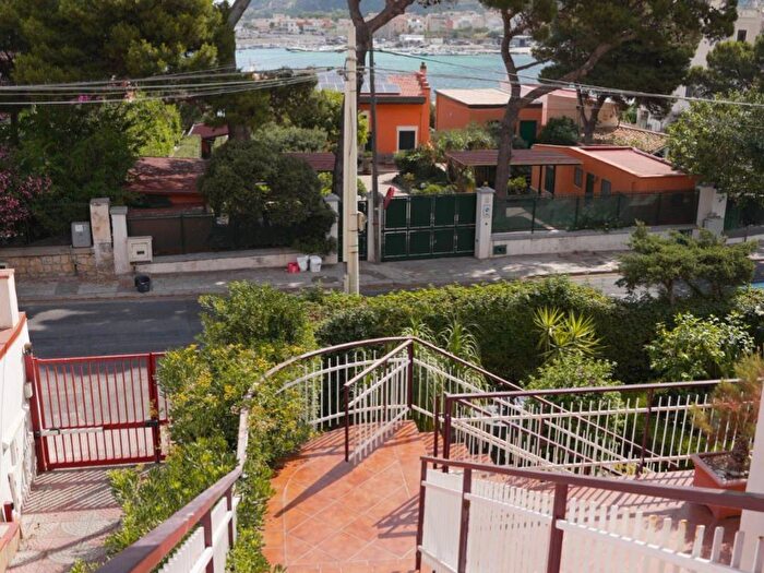 Appartamento con 5 locali in affitto in Via Tito Maccio Plauto, Sferracavallo Barcarello, Palermo