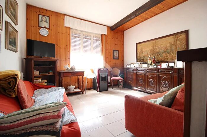 Casa con 10 locali in vendita in Via Solferino, Roverbella