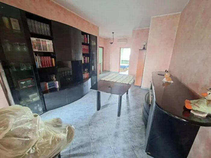 Appartamento trilocale in vendita in Via Buriasco B, Torino