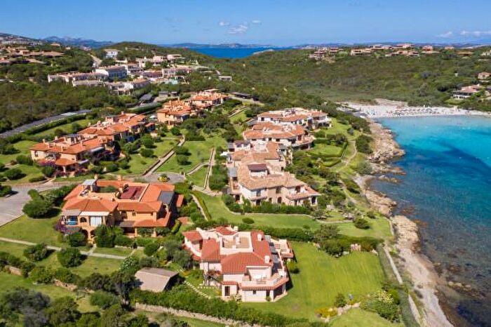 Appartamento con 6 locali in vendita in Via Cala Granu, Arzachena