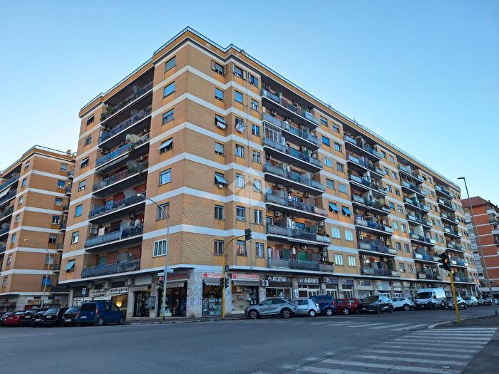 Appartamento quadrilocale in vendita in Via Tito Quinzio Penno, Roma