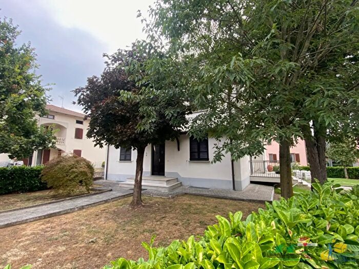 Casa con 8 locali in vendita in Via Pietro Nenni, Noceto