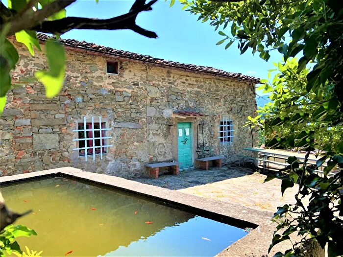 Casa con 10 locali in vendita in Via della Casciaia, Vaiano