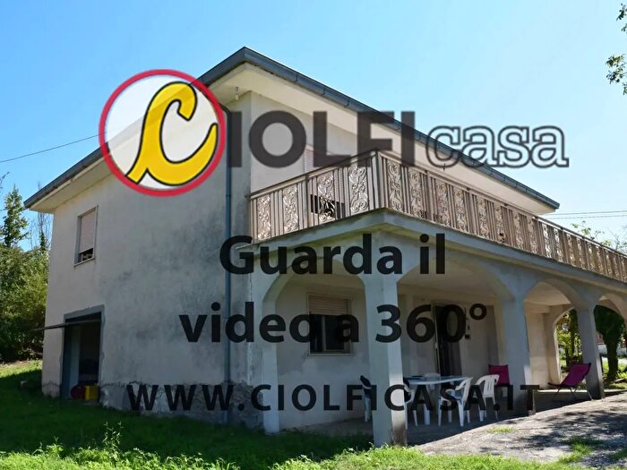 Casa con 5 locali in vendita in Via Basilea, Atina