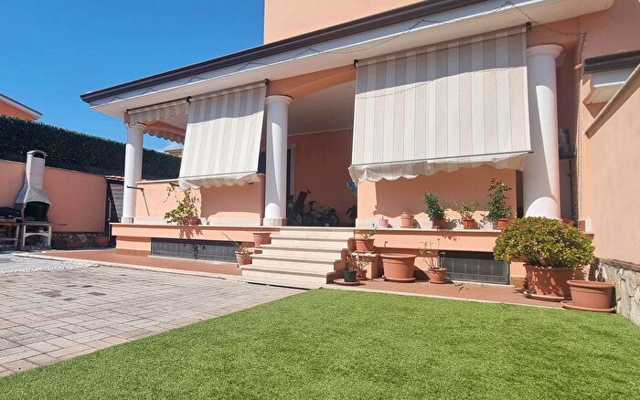 Casa quadrilocale in vendita in Via delle Azalee, Pomezia