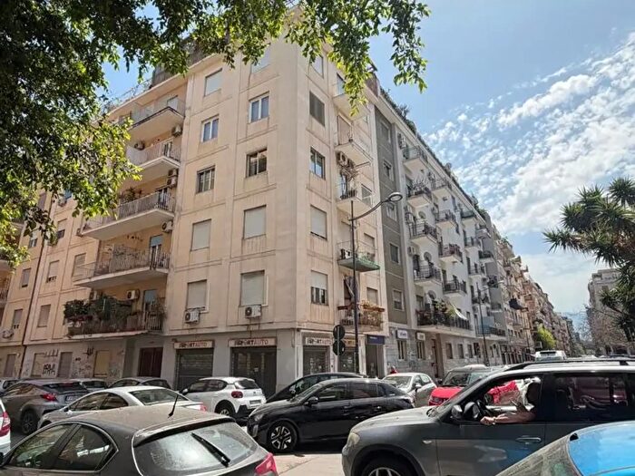 Appartamento con 5 locali in vendita in Via Cesareo, Palermo
