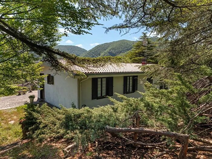 Casa quadrilocale in vendita in Via SantAlbano, Val Di Nizza