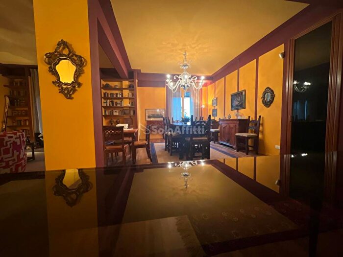 Appartamento con 5 locali in affitto in Viale Nicola Fabrizi, Viali, Modena