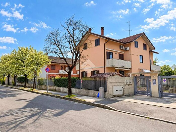 Appartamento quadrilocale in vendita in Via Piave, Centro, Caronno Pertusella