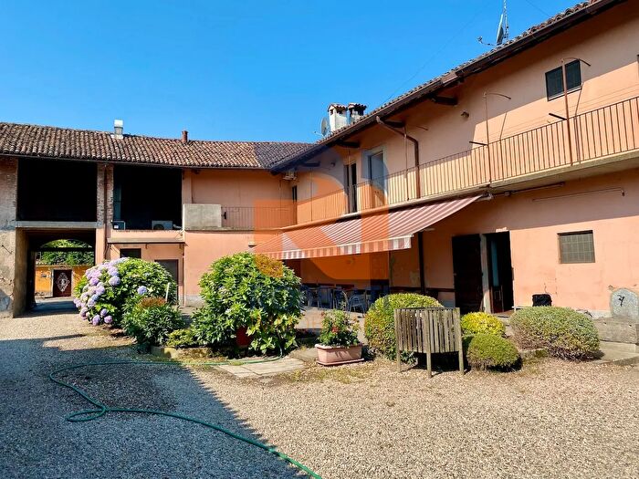 Casa con 6 locali in vendita in Via Cavagna Sangiuliani, Bereguardo