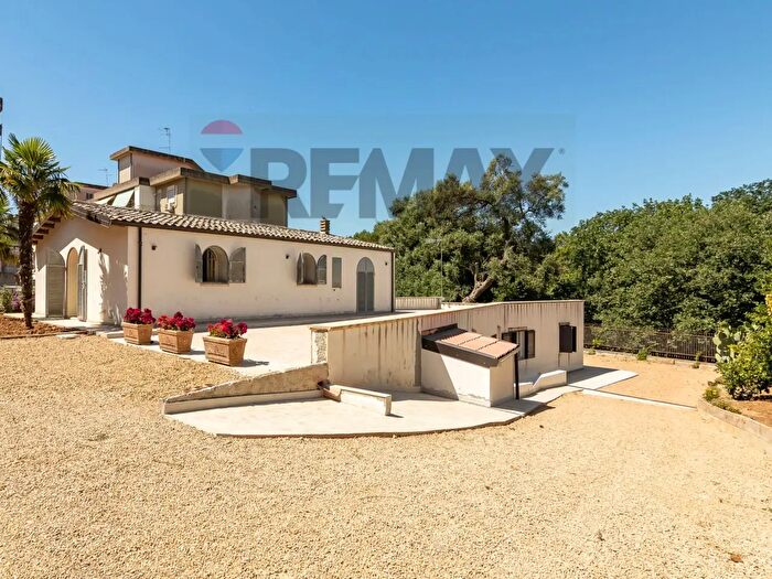 Casa con 8 locali in vendita in Via Fisicara, Caltagirone
