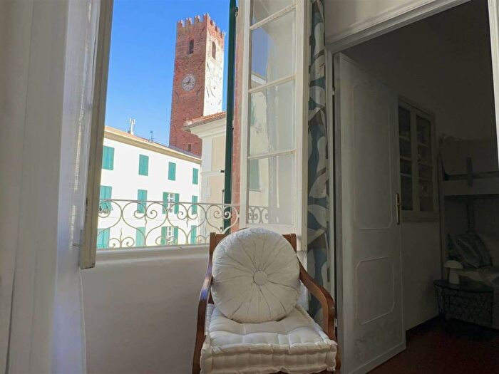 Appartamento trilocale in affitto in Pzza Manin, Centro, Noli