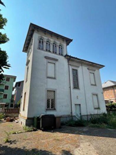 Casa con 6 locali in vendita in Tortona