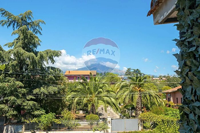 Casa con 9 locali in vendita in Giovanni Pascoli a, Mascalucia