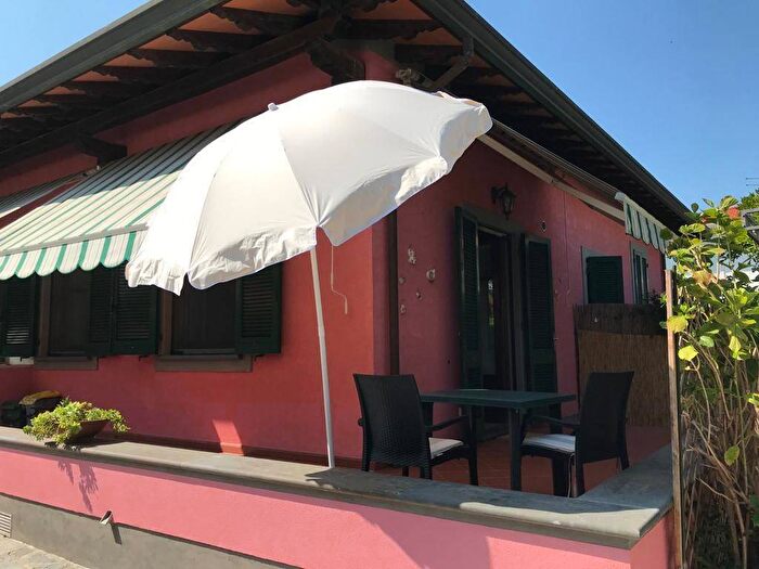 Casa con 6 locali in affitto in Via San Camillo, Vittoria Apuana, Forte dei Marmi