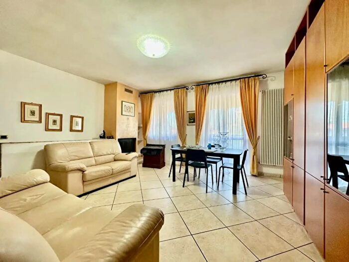 Appartamento con 6 locali in vendita in Ugo La Malfa, Carrara