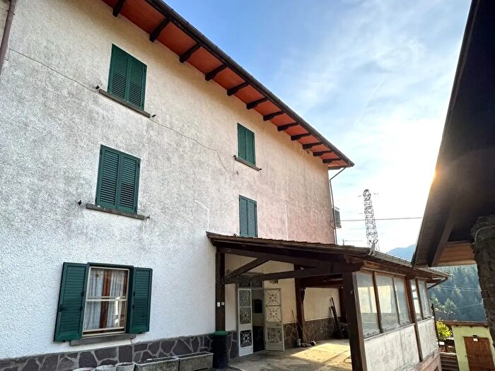 Casa con 9 locali in vendita in Via dell'Appennino, Vernio